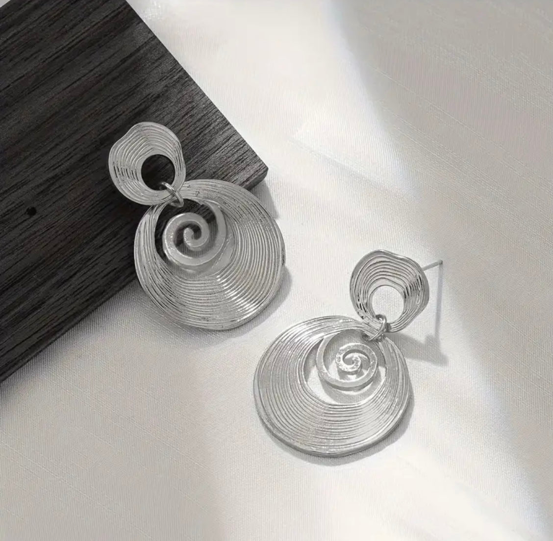 Round disk earrings