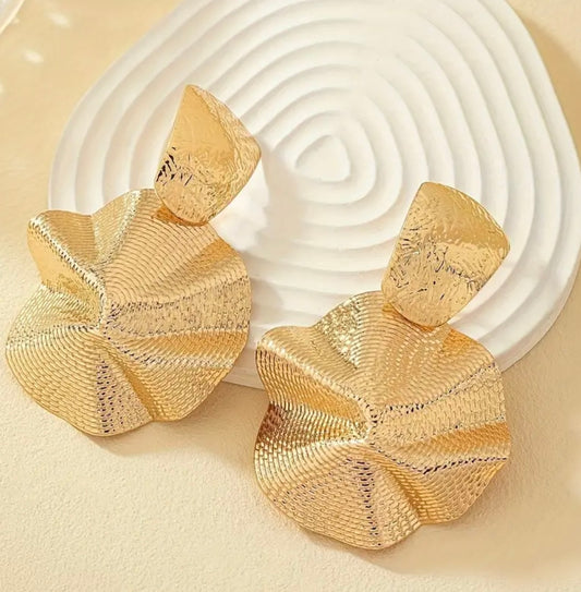 Squared twisted statement earrings Gold