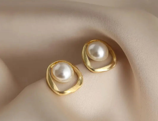 Gold studs pearl detail