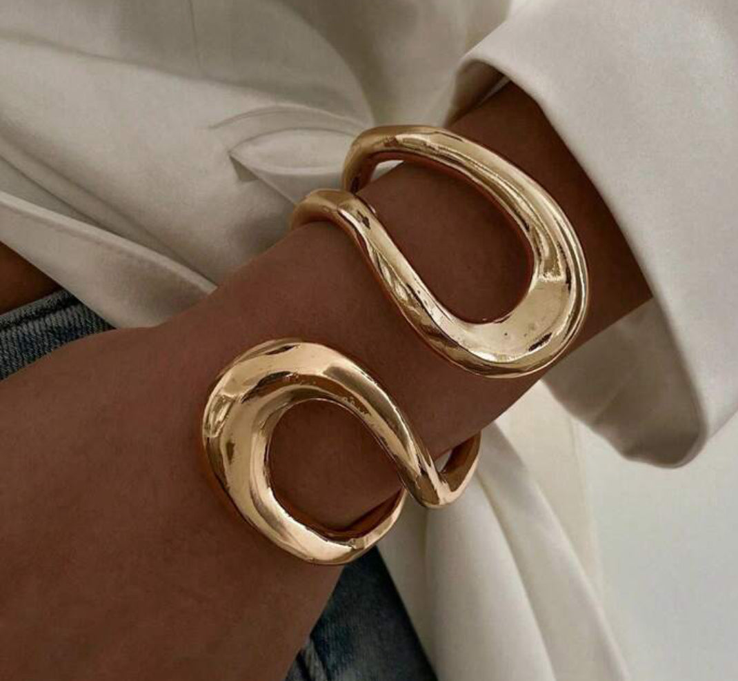 Swirl gold bangle