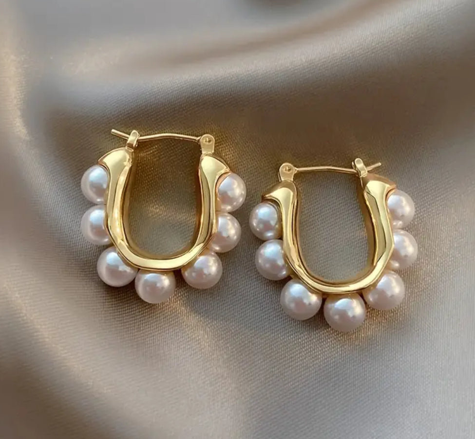 Dainty gold pearl earrings
