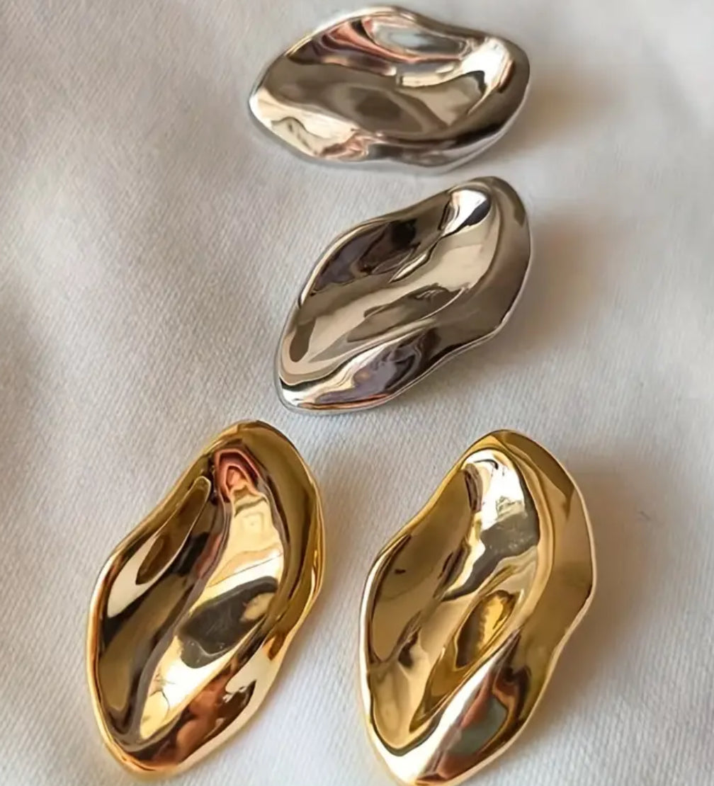 Overall pleated earrings