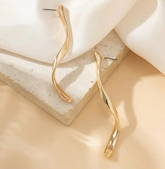 Elegant Thin gold curved earrings