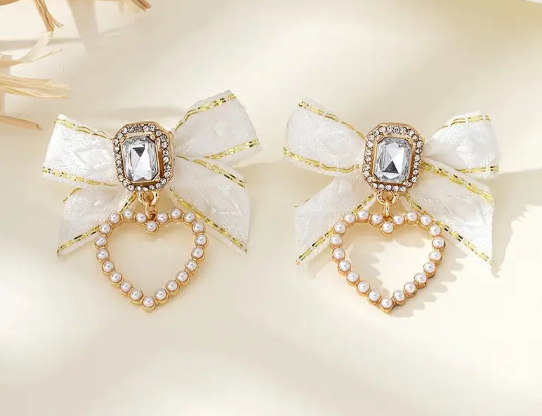Bow Winter white heart earrings