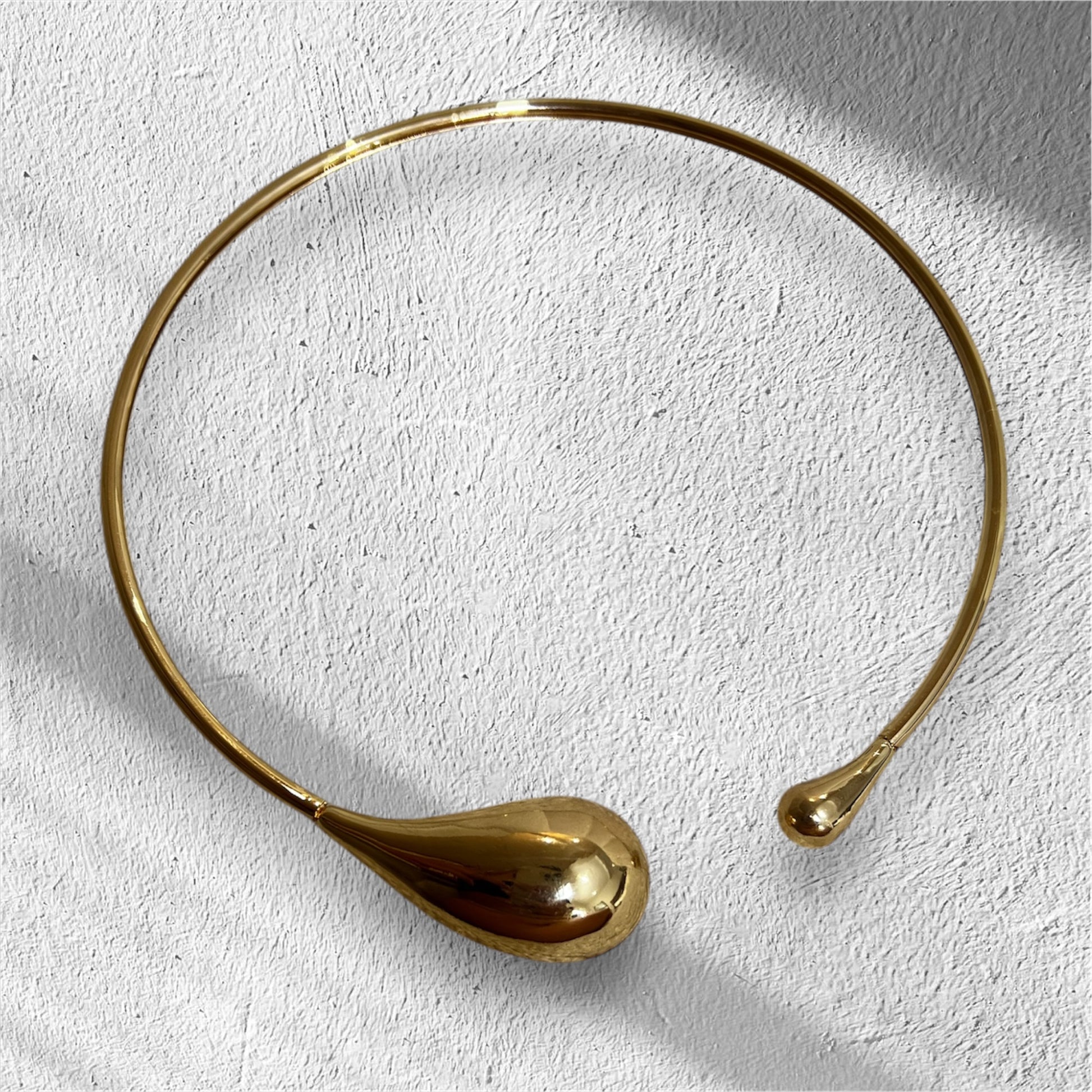 Gold droplet chocker necklace