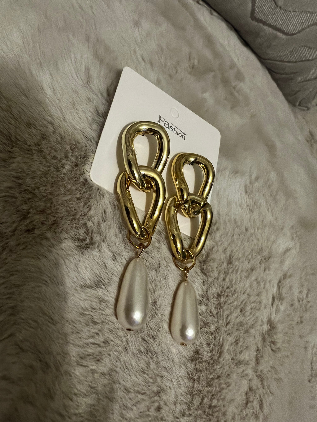 Chain pearl droplet earrings