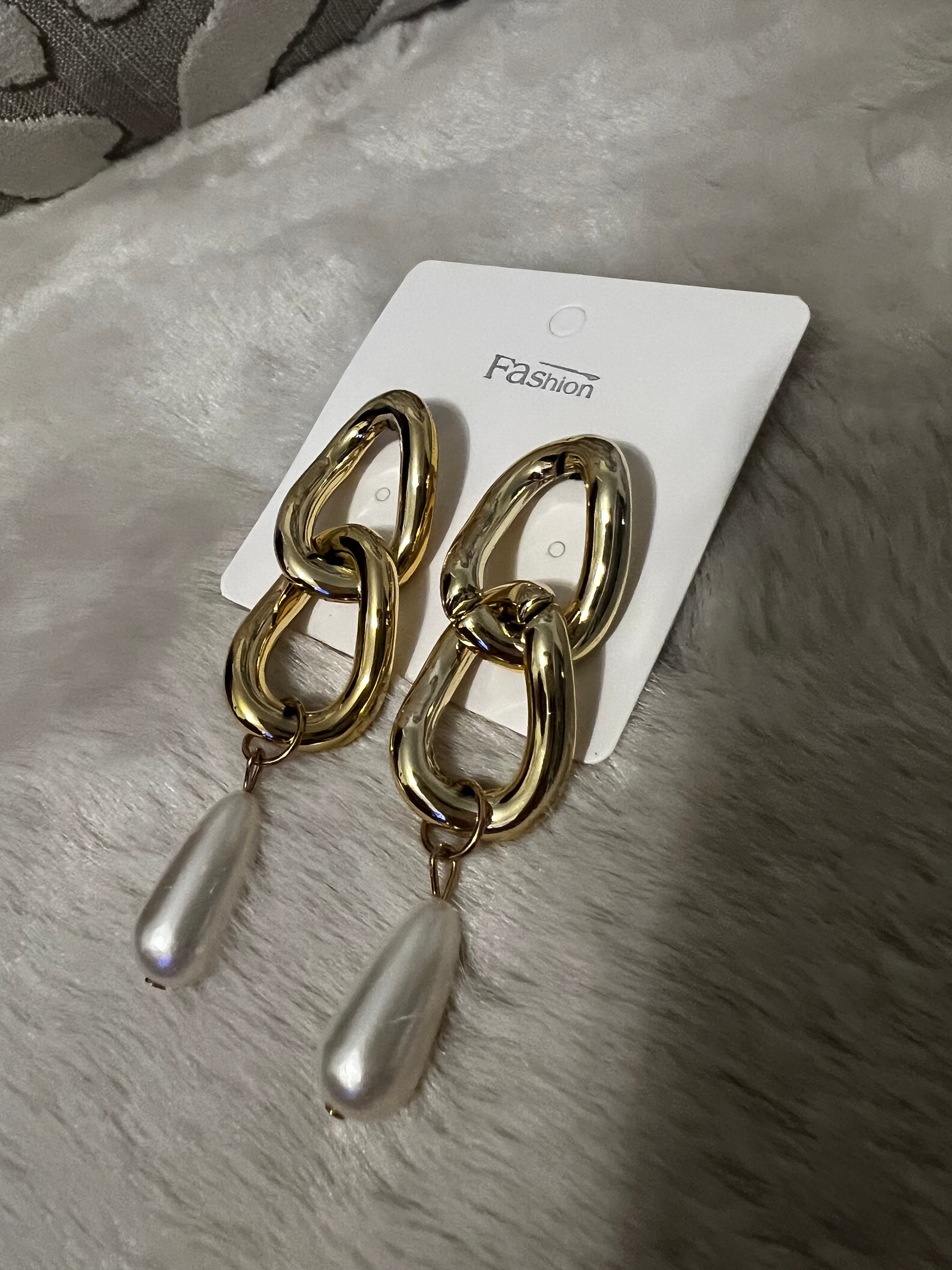 Chain pearl droplet earrings